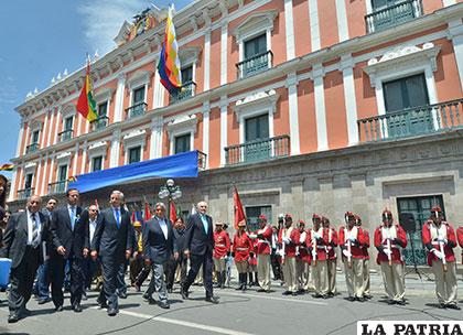 Ex presidentes y autoridades actuales desfilan en exteriores del Palacio de Gobierno ayer después del fallo