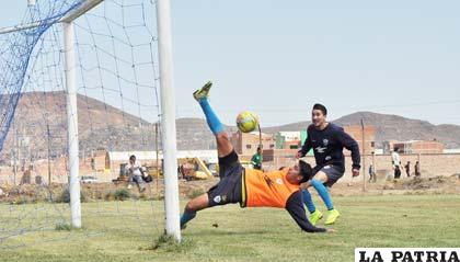 Durante los entrenamientos del cuadro de San José, Ferrufino y Méndez en la acción