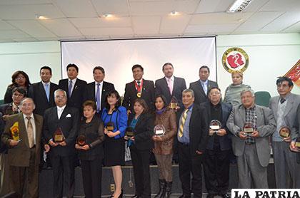Colegio Médico de Oruro reconoció a doctores meritorios y sociedades científicas