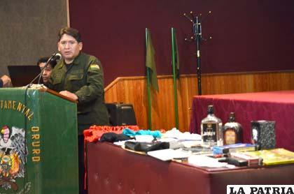 El director de la Felcc, teniente coronel Iván Luizaga, durante la conferencia de prensa
