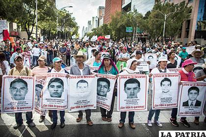 Padres de los 43 estudiantes desaparecidos exigen su retorno /laopinion.com