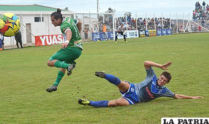 Hoyos rechaza la pelota ante la arremetida de Castedo /APG