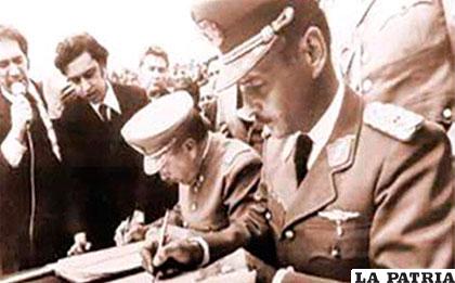 Los presidentes de Bolivia, Hugo Banzer y de Chile Augusto 
Pinochet suscriben un acuerdo en 1975