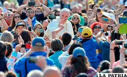 Papa Francisco  compartiendo con las personas en Estados Unidos /latribuna.hn