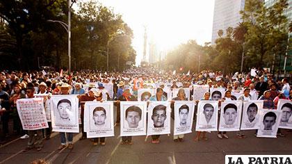 Padres y compañeros de los estudiantes desaparecidos en continua marcha de protesta /aurora-roja.blogspot.com