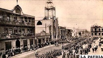 Concentración de la población en la Plaza Colón de Antofagasta, 
esperando la inauguración del ferrocarril 1889