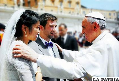 El Papa Francisco bendiciendo a una pareja de recién casados /iglesiaactualidad.files.wordpress.com