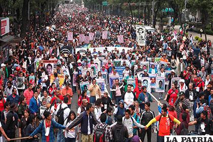Marcha de protesta por la desaparición de los 43 
estudiantes normalistas en México /eluniversal.com.mx
