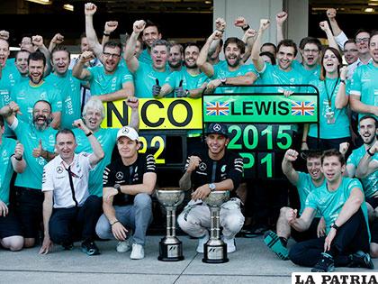 Lewis Hamilton con sus dos trofeos y todo su equipo de trabajo de la Escuderia Mercedes /sportyou.es
