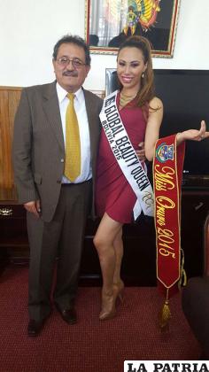 El alcalde Edgar Bazán acompañado de Lucero Yaksic, Miss Oruro 2015