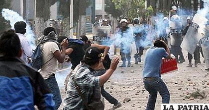 Enfrentamiento entre manifestantes y fuerzas policiales por proyecto minero /sinembargo.mx