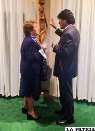 El Presidente Evo Morales junto a su homóloga chilena, Michelle Bachelet /ABI