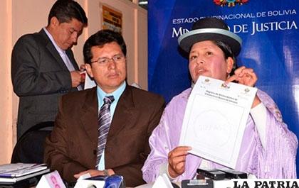 Ministra de Justicia, Virginia Velasco, muestra certificado del Sipasse /Min. Justicia