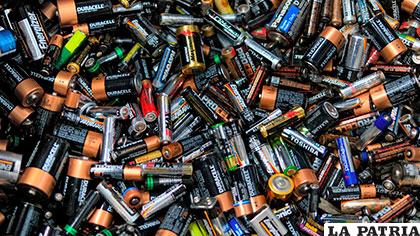 El funcionamiento de las baterías o pilas, es basado en un conjunto de reacciones químicas