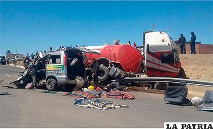 Los dos vehículos luego del fatal accidente y al lado los cuerpos de los fallecidos 