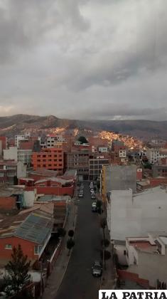 Solo el cielo es el límite al fondo del paisaje