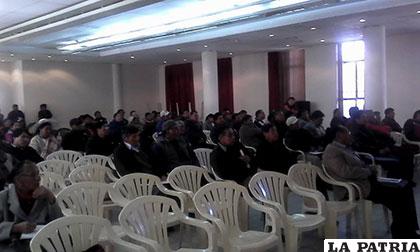 Vecinos del distrito 3 reunidos con funcionarios ediles hablan del presupuesto 