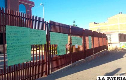 Los estudiantes reflejaron su molestia con pancartas por la constante ausencia del docente /ANF