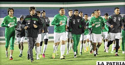 Integrantes de la selección, durante su entrenamiento anoche en Santa Cruz de la Sierra