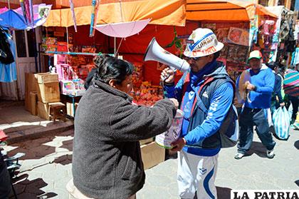 Mucha gente en las calles realizó su aporte a la campaña