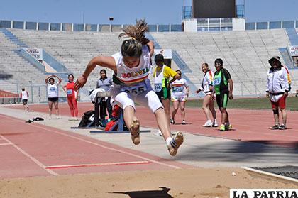 Lita Tapia, durante la prueba de salto largo