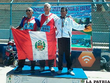 Atletas de Perú en el podio durante la primera jornada