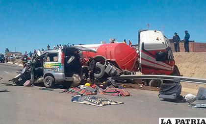 Trágica postal que dejó el accidente en inmediaciones de Caracollo donde murieron 9 personas /Archivo