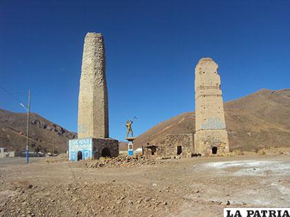 Chimeneas de fundición de minerales en el municipio de Poopó