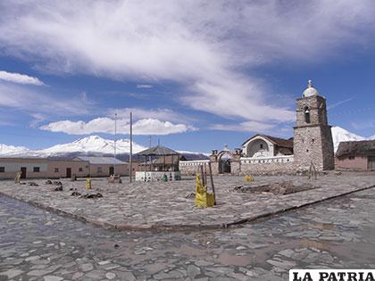La plaza central de Sajama