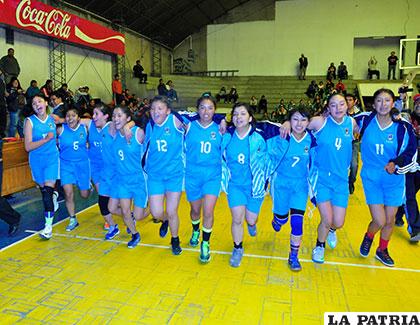 Vuelta olímpica de las integrantes de la selección de Oruro