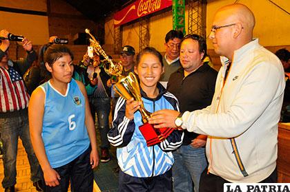 Ruth Villca recibe el trofeo de campeón de Marcelo Cortez