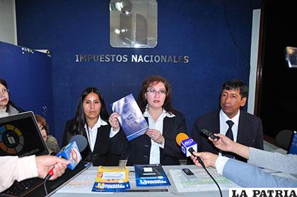 Gerente del Servicio de Impuestos Nacionales, Verónica Sandy (centro)