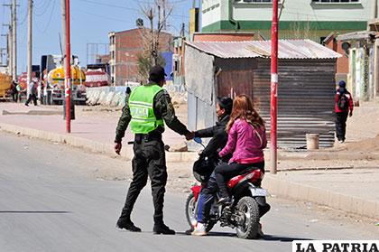 Un saludo y a seguir su camino, algunos policías no hicieron un buen control