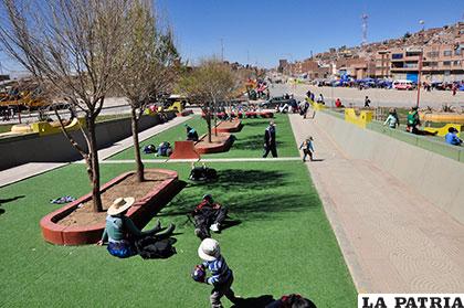 El pasto sintético del sector del Casco sirvió para el descanso de las personas