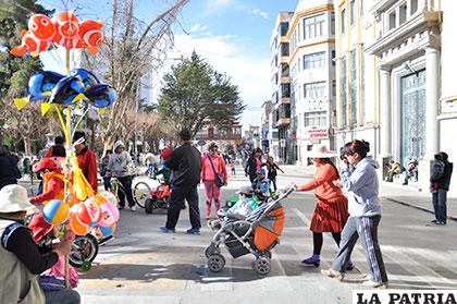 La plaza 10 de Febrero luce mejor sin vehículos estacionados