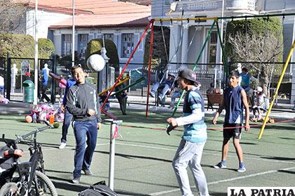 Los parques se colmaron de juventud y alegría