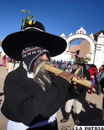 Música y vestimenta tradicionales