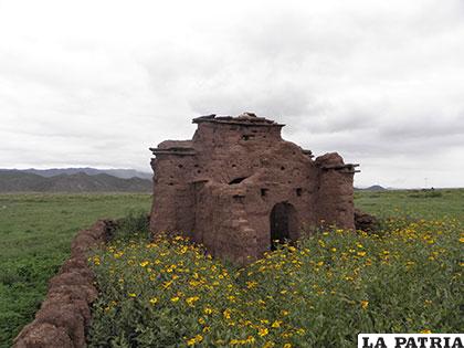 En medio de la vegetación aparece el vestigio de una capilla colonial