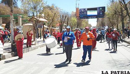 La caravana que se realizó ayer por la mañana contó con la participación de varias entidades deportivas e incluso hinchas de San José 