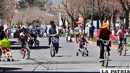 Muchos optaron por sacar la bicicleta y dar un paseo por la ciudad, buena manera de hacer deporte 