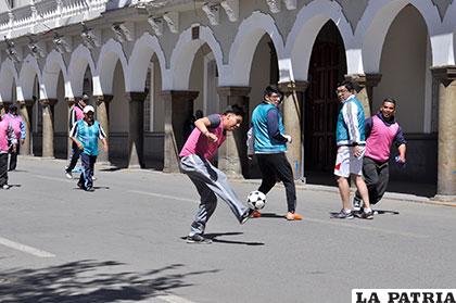 Las calles fueron habilitadas como canchas provisionales 