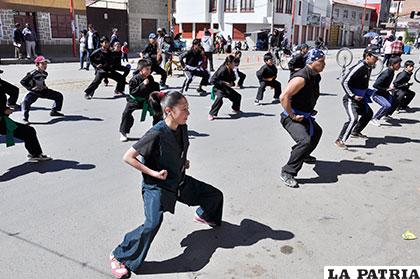 Integrantes de la Asociación Municipal de Kunfu Oruro 