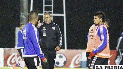Francisco Arce, estratega paraguayo dialoga con sus dirigidos /deportesrcn.com