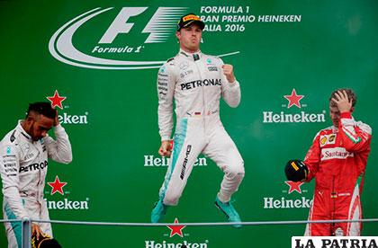 La emoción de Nico Rosberg en el podio al final de la carrera /as.com