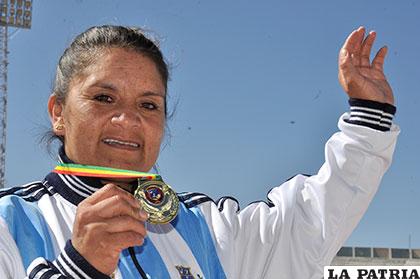 Marcela Soria, de la delegación de Oruro, con la medalla dorada 