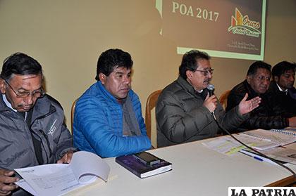 Edgar Bazán durante la socialización del presupuesto 2017 a los vecinos 