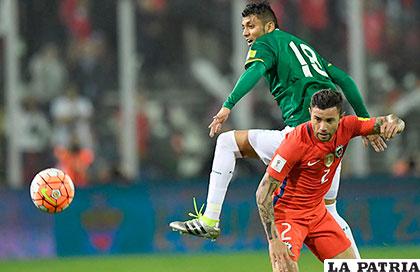 Yasmani Duk y Eugenio Mena en la disputa del balón /elgraficochile.cl