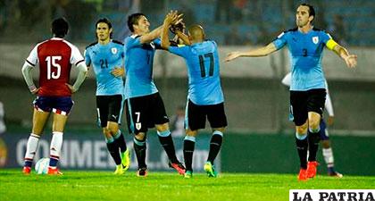 Festejan los uruguayos, entre ellos Cavani (21) que fue autor de dos goles /eurosport.com