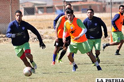 Alfaro y Alí disputan el balón, en el entrenamiento de los 