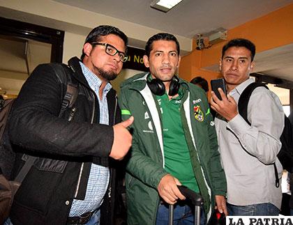 Varios hinchas se tomaron una foto con Walter Flores /APG